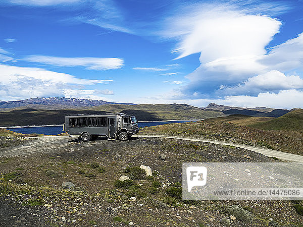 Chile  Patagonien  Nationalpark Torres del Paine  Cerro Paine Grande und Torres del Paine  Lago Nordenskjold  Bus