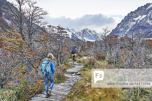 Argentinien  Patagonien  El Chalten  Mutter und Sohn beim Wandern am Cerro Torre im Nationalpark Los Glaciares