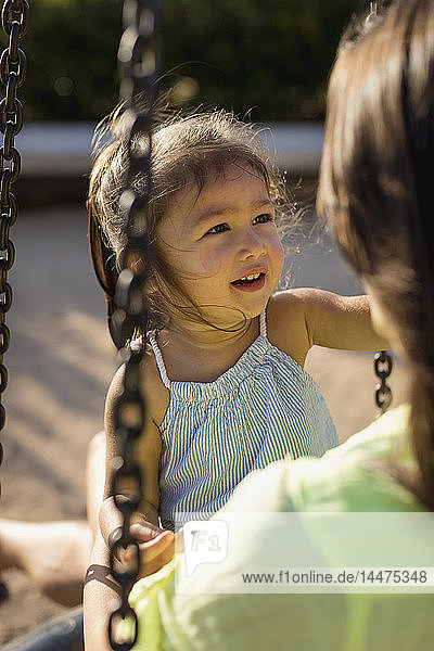 Porträt eines Mädchens mit ihrer Mutter auf einem Spielplatz