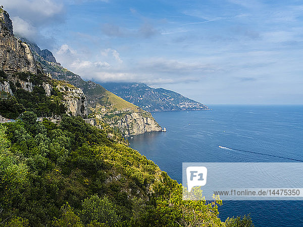 Italien  Kampanien  Golf von Salerno  Sorrent  Amalfiküste  Positano  Steilküste