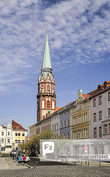 Deutschland  Sachsen  Löbau  Altmarkt  im Hintergrund die St. Nikolaus-Kirche