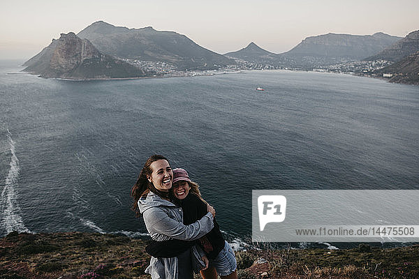 Südafrika  Westkap  zwei lachende Frauen  die sich umarmen