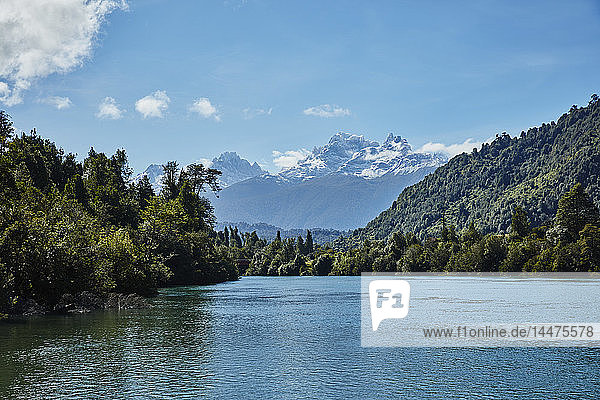Chile Chaiten Lago Rosselot Fluss mit Blick auf Berge und Gletscher