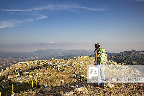 Griechenland  Peloponnes  Arkadien  Lykaion  Frau genießt die Aussicht vom Berg Profitis Ilias