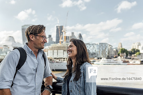 UK  London  lächelndes Paar mit Skyline im Hintergrund