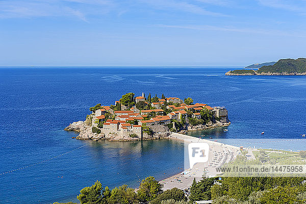 Montenegro  Adriaküste  Hotelinsel Sveti Stefan und Strand  in der Nähe von Budva