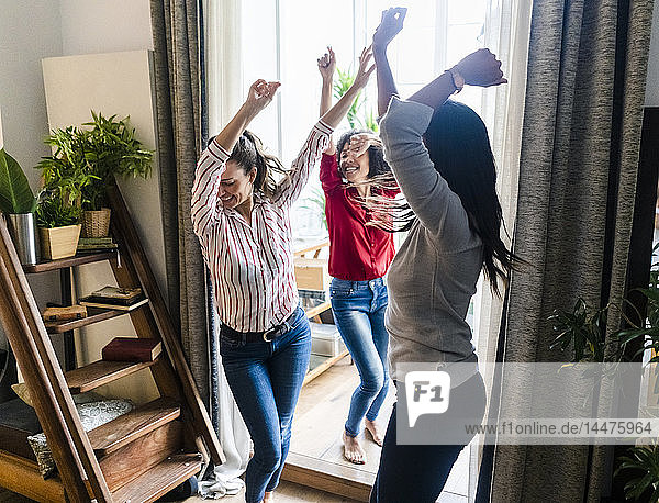 Drei Frauen zu Hause feiern und tanzen