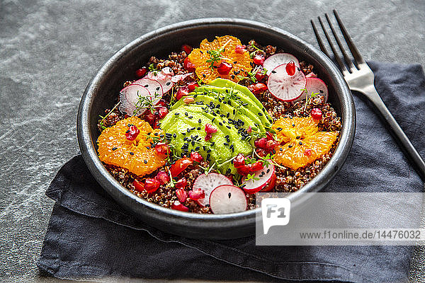 Roter Quinoa-Salat mit Avocado  Tomaten  roten Radieschen  Granatapfelkernen  schwarzem Sesam und Kresse