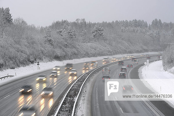 Deutschland  Autobahn im Winter  vereiste Straße und Verkehr