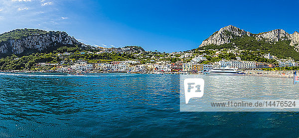Italien  Kampanien  Golf von Neapel  Capri  Panoramablick auf Marina Grande