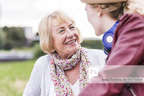 Porträt einer glücklichen Grossmutter im Gespräch mit ihrer Enkelin