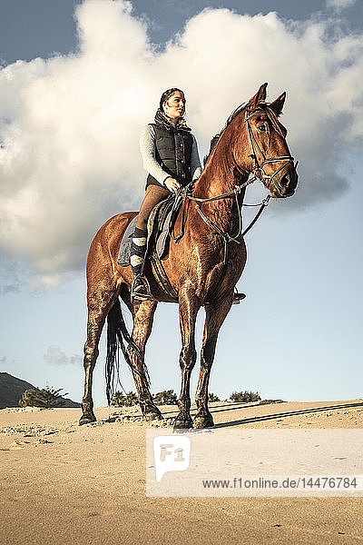 Spanien  Tarifa  Frau zu Pferd am Strand