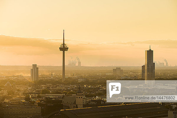 Deutschland Köln Silhouette des Uni-Centers Fernsehturm und Kölner Turm im Morgengrauen
