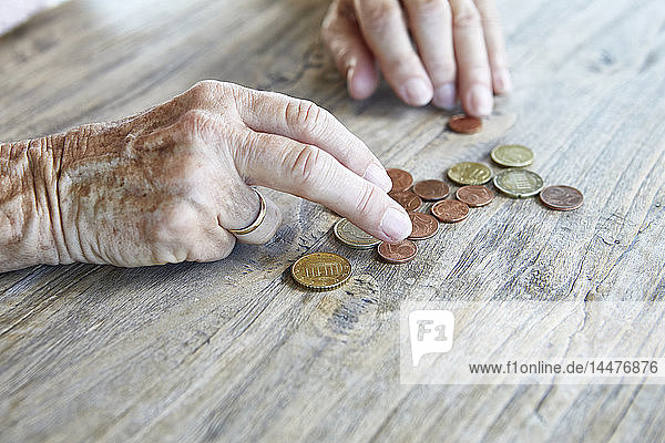 Hand einer älteren Frau beim Münzzählen  Nahaufnahme
