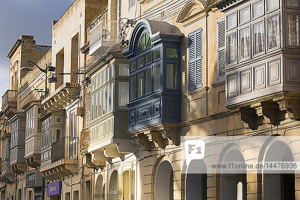 Malta  Gozo  Rabat  Fassaden von Häusern mit Balkonen