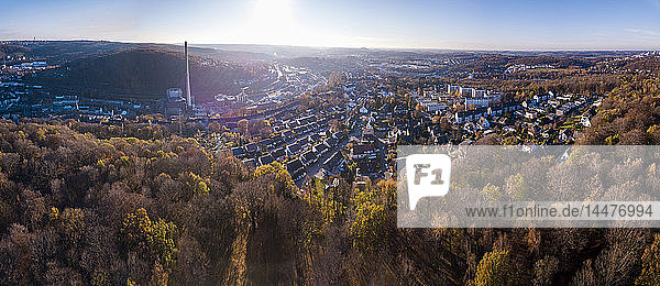 Deutschland, Wuppertal, Luftaufnahme von Elberfeld im Herbst