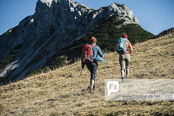 Österreich  Tirol  Paar beim Wandern in den Bergen