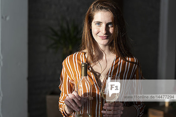 Junge Frau mit Weinflasche in der Hand  Porträt