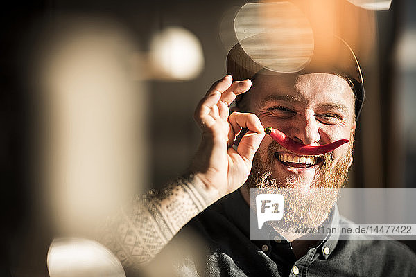 Bildnis eines Mannes mit rotem Chili-Schnurrbart