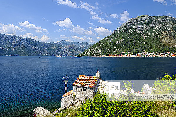 Montenegro  Bucht von Kotor  in der Nähe von Lepetane  Leuchtturm und der Kirche Gospe od Andela