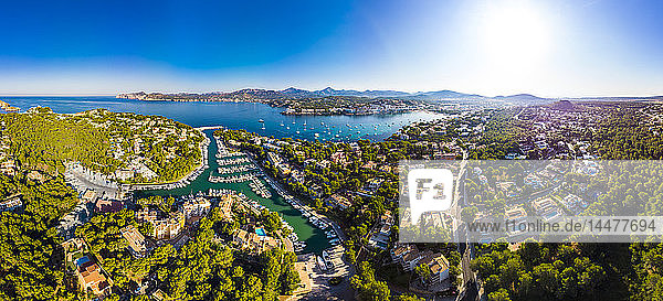 Spanien, Balearen, Mallorca, Region Calvia, Luftaufnahme von Santa Ponca, Yachthafen, Serra de Tramuntana im Hintergrund