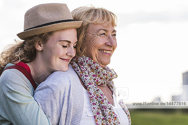 Porträt einer glücklichen Großmutter und Enkelin