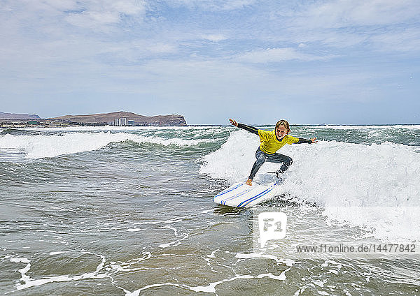 Chile  Arica  Junge surft im Meer