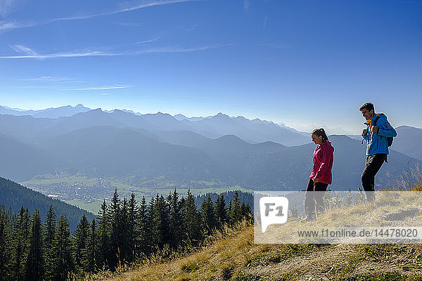 Germany  Bavaria  Hoernle near Bad Kohlgrub  young couple on a hiking trip in alpine landscape