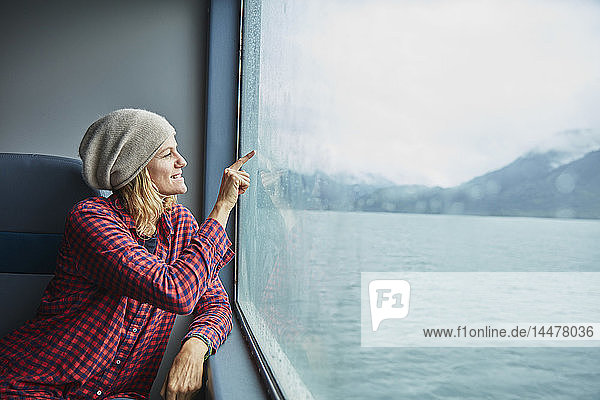 Chile  Hornopiren  Frau  die ein Herz auf das Fenster einer Fähre zeichnet
