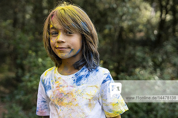 Junge voller bunter Pulverfarbe  feiert Holi  Fest der Farben