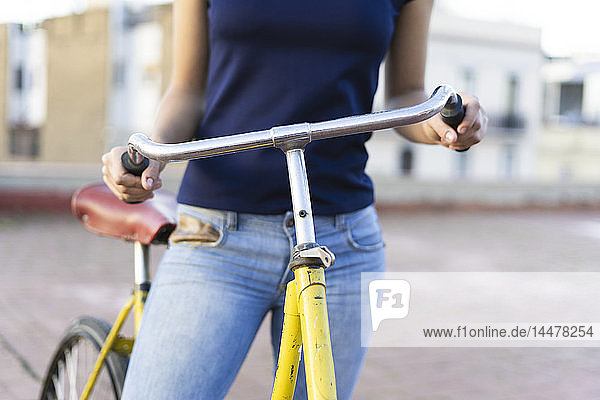 Nahaufnahme einer jungen Frau mit Fahrrad in der Stadt