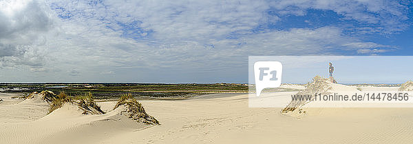 Dänemark Jütland Frau genießt die Aussicht auf die Wanderdüne der Rabjerg-Meile