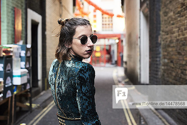 London  junge Frau geht in Chinatown spazieren  dreht sich