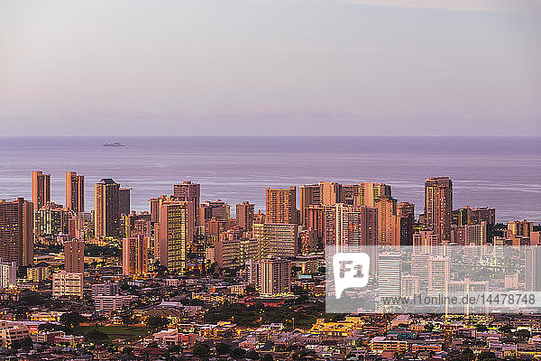 USA  Hawaii  Oahu  Pazifischer Ozean  Skyline von Honolulu  roter Himmel