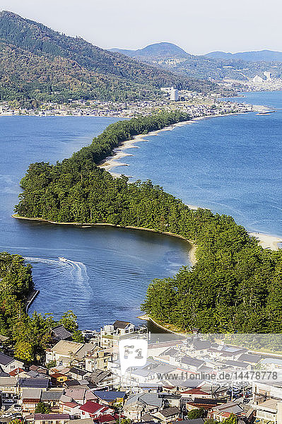 Japan  Präfektur Kyoto  Blick auf Amanohasidate mit Sandbank und Meer