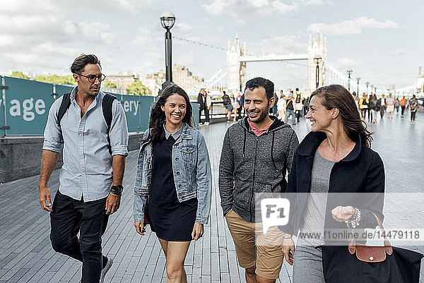 UK  London  glückliche Freunde gehen in der Nähe der Tower Bridge
