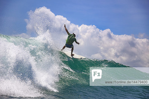 Indonesien  Bali  Kuta  Surfer stürzt