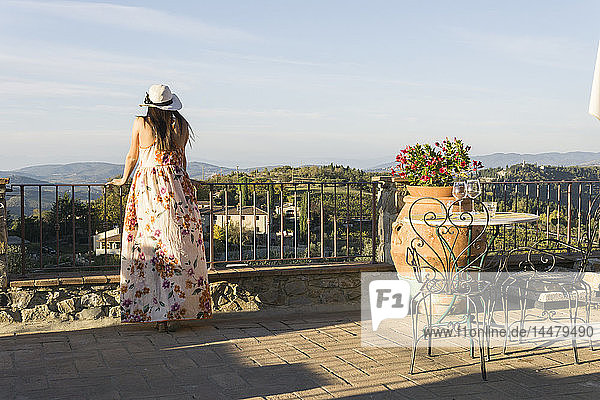Italien  Toskana  Siena  junge Frau genießt die Aussicht in einem Weingut
