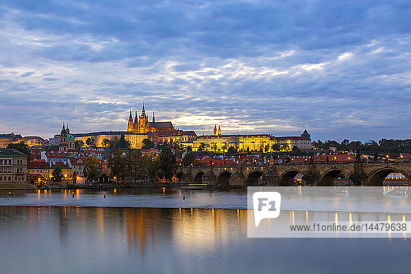 Tschechien  Prag  Karlsbrücke  Moldau RIver und Prager Schloss am Abend