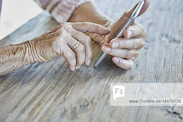 Frauenhände mit Smartphone  Nahaufnahme