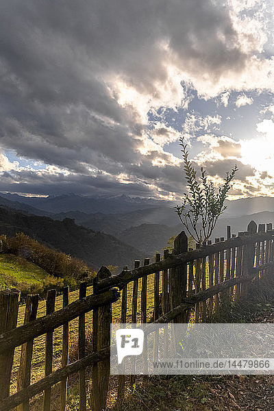 Spanien  Asturien  Berglandschaft gegen die Sonne