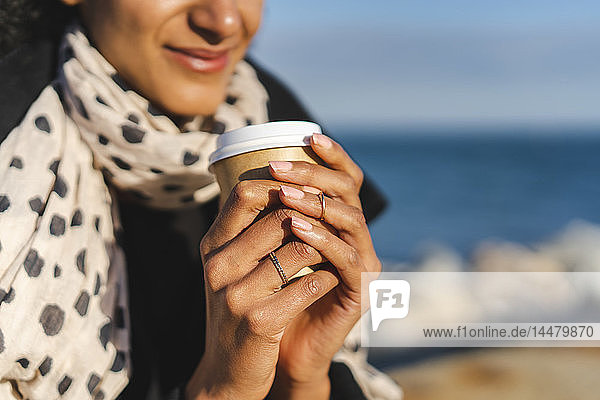 Frauenhände mit Kaffee zum Mitnehmen  Nahaufnahme