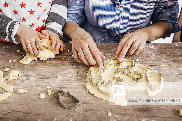 Mutter und Sohn schneiden Kekse aus  Teilansicht
