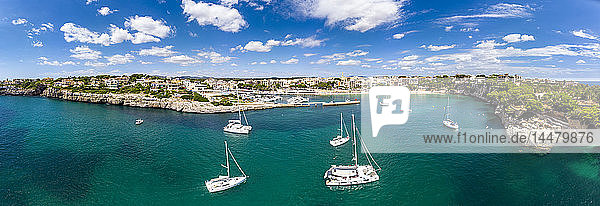Spanien  Balearen  Mallorca  Porto Cristo  Cala Manacor  Küste mit Villen und Naturhafen