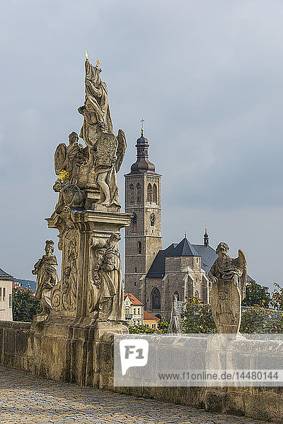 Tschechien  Kutna Hora  Blick auf die Sankt-Jakob-Kirche mit der Sankt-Barbara-Statue im Vordergrund