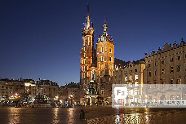 Polen  Krakau  Altstadt  Stadtsilhouette mit Marienbasilika bei Nacht