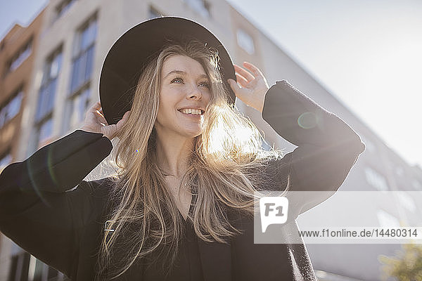 Bildnis einer glücklichen Frau mit Hut in Schwarz