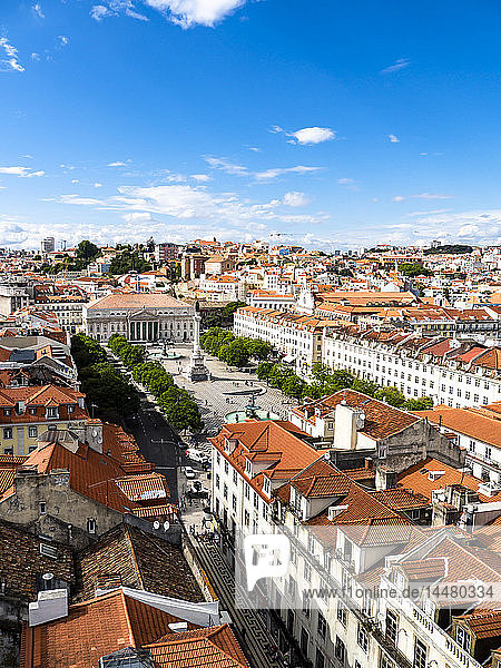 Portugal  Lissabon  Stadtbild mit Rossio-Platz und Dom Pedro IV-Denkmal