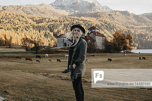Junge Frau auf einer Reise durch die Schweiz mit Blick auf die Natur
