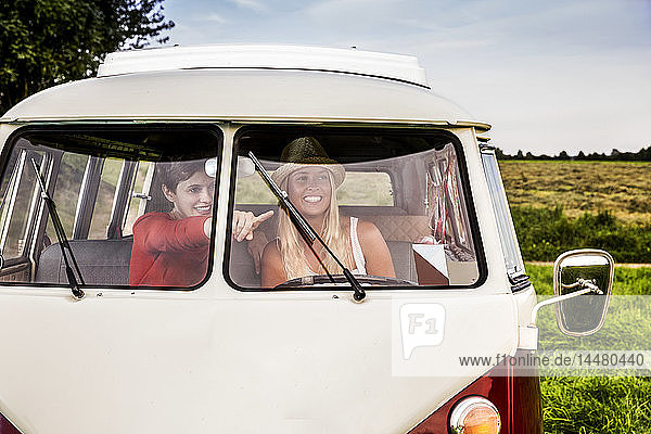 Zwei glückliche Frauen in einem Lieferwagen